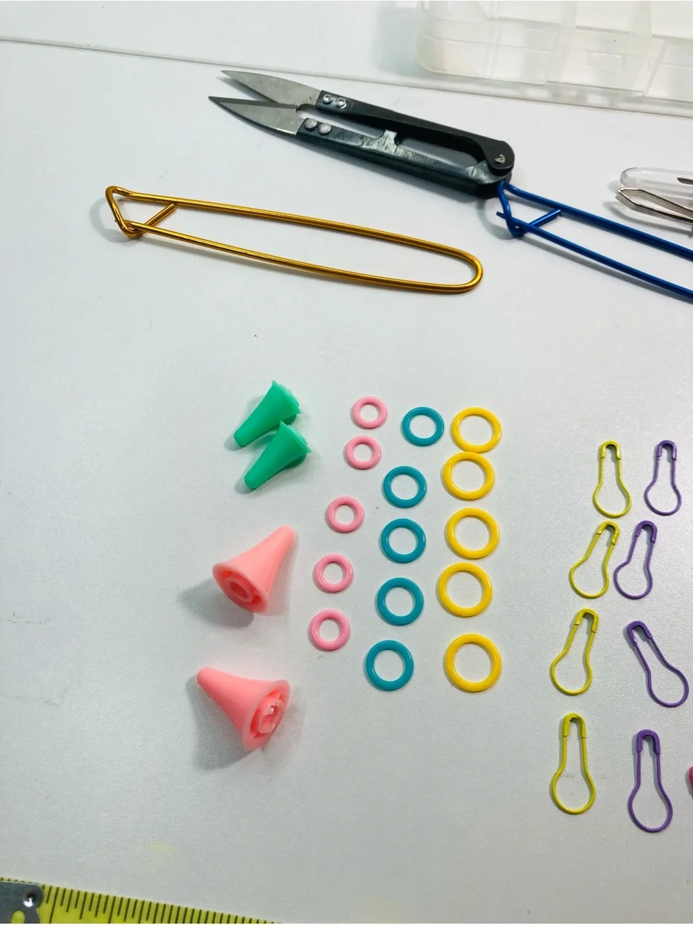 NEW Knit Notions Kit w/ Scissors, Knitting Tools, Colorful Stitch Markers +CASE